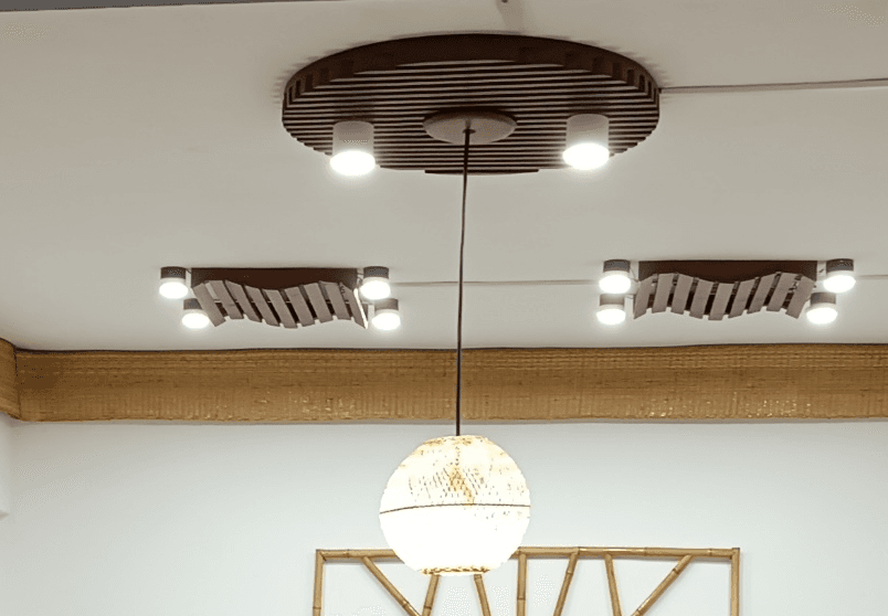 Des luminaires de bambou en lamelles collées avec revêtement en lasure